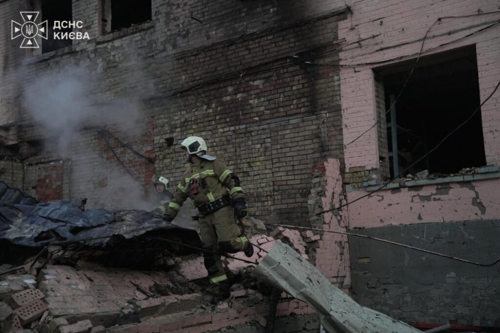 Пекельна ніч у Києві: внаслідок балістичної атаки 9 людей загинули, ще понад 20 – поранені