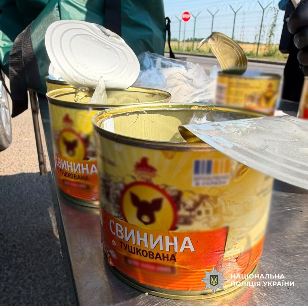 На кордоні з Молдовою зупинили 19-річну наркокур’єрку з психотропами в бляшанках з-під тушкованки