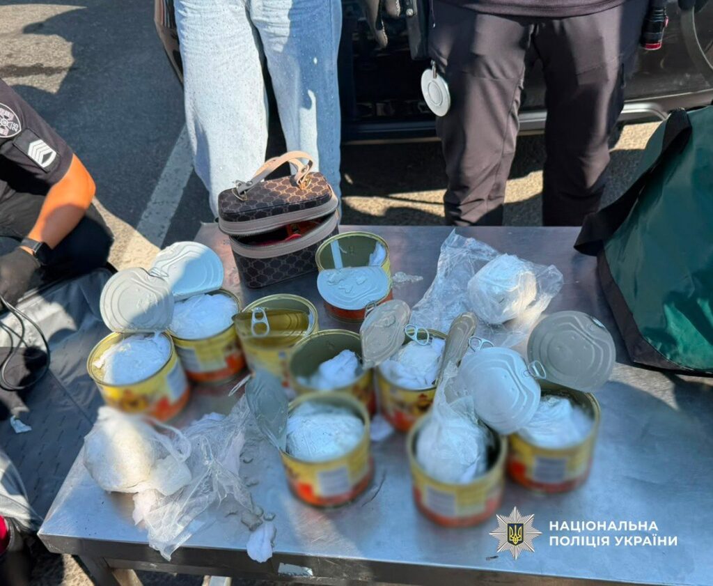 На кордоні з Молдовою зупинили 19-річну наркокур’єрку з психотропами в бляшанках з-під тушкованки