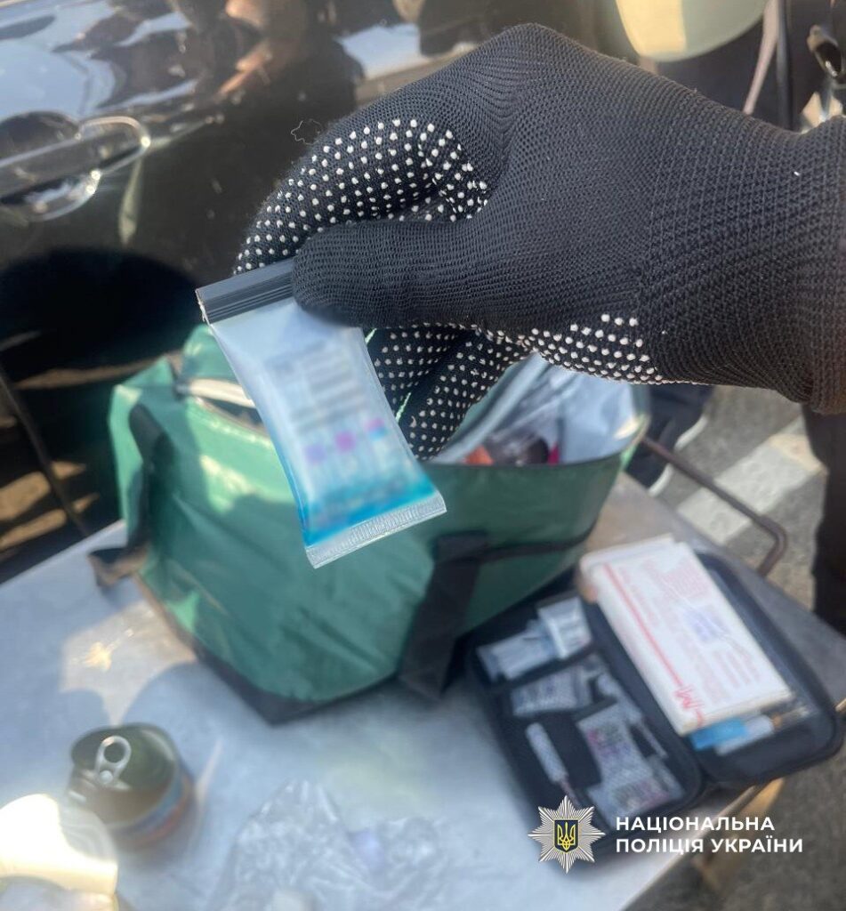 На кордоні з Молдовою зупинили 19-річну наркокур’єрку з психотропами в бляшанках з-під тушкованки