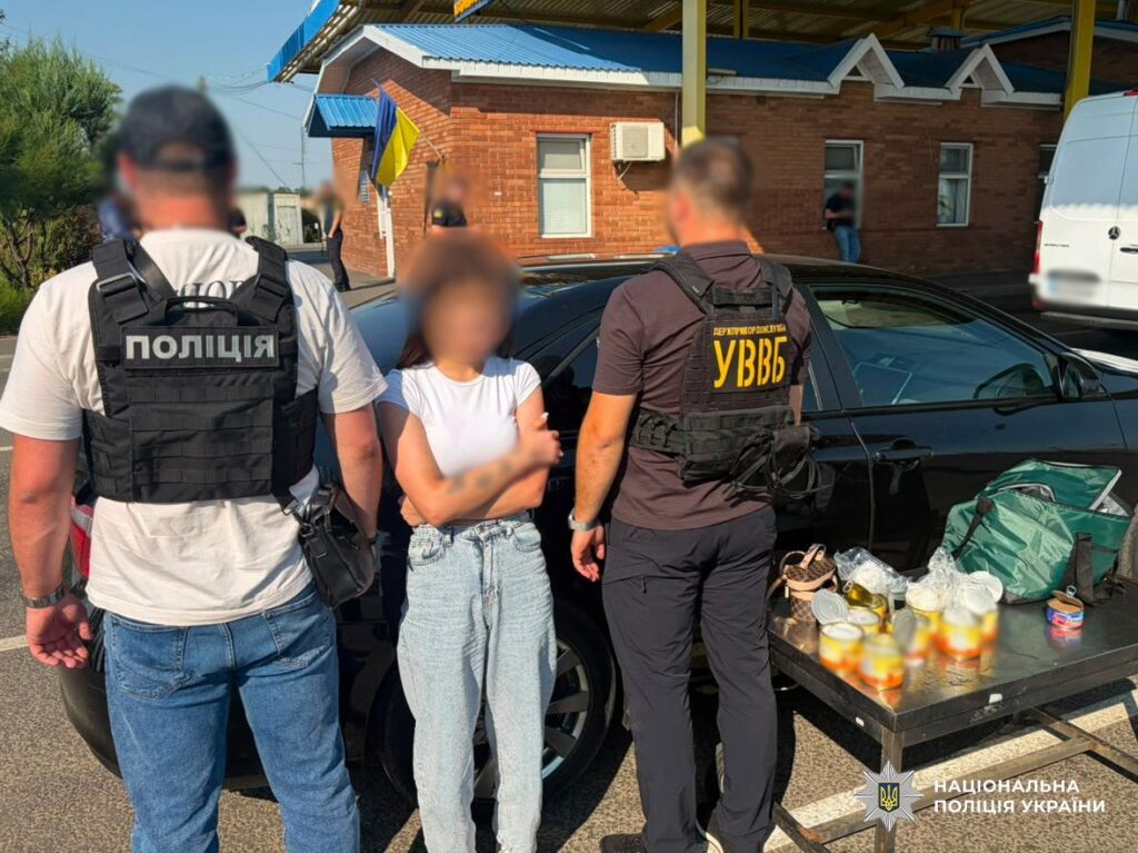 На кордоні з Молдовою зупинили 19-річну наркокур’єрку з психотропами в бляшанках з-під тушкованки