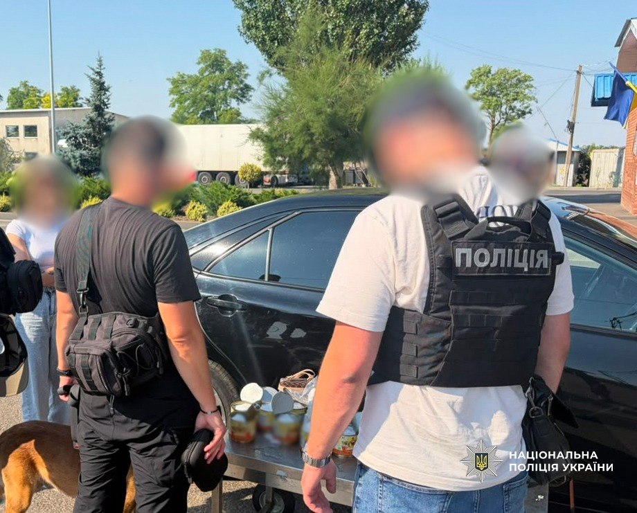 На кордоні з Молдовою зупинили 19-річну наркокур’єрку з психотропами в бляшанках з-під тушкованки