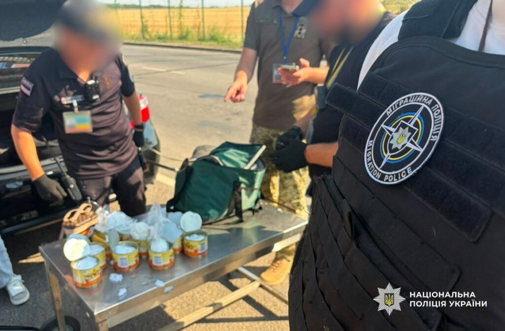 На кордоні з Молдовою зупинили 19-річну наркокур’єрку з психотропами в бляшанках з-під тушкованки