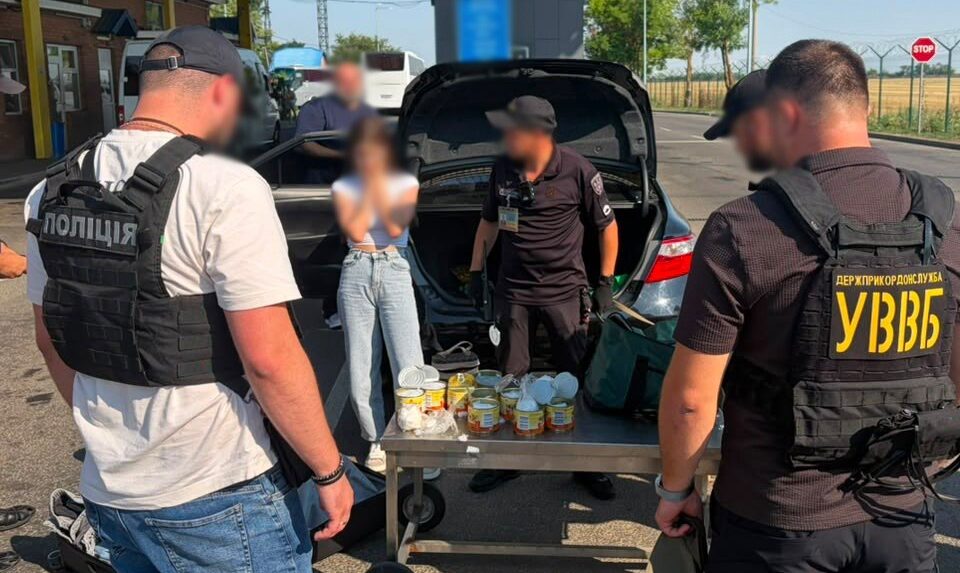 На кордоні з Молдовою зупинили 19-річну наркокур’єрку з психотропами в бляшанках з-під тушкованки