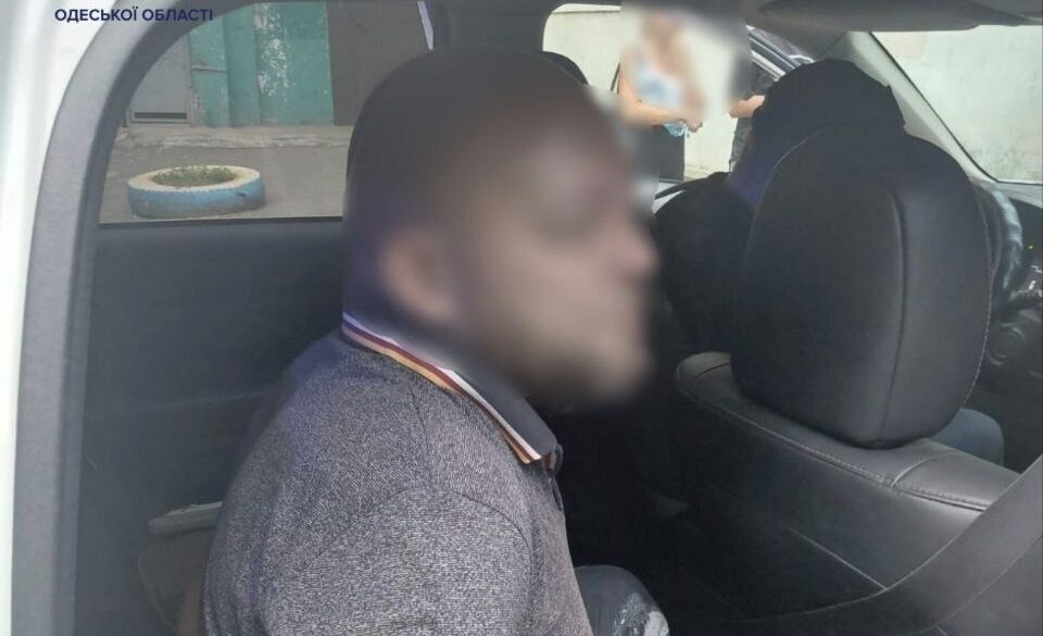 В Одесі п’яний чоловік із сокирою погрожував людям біля дитячого майданчика
