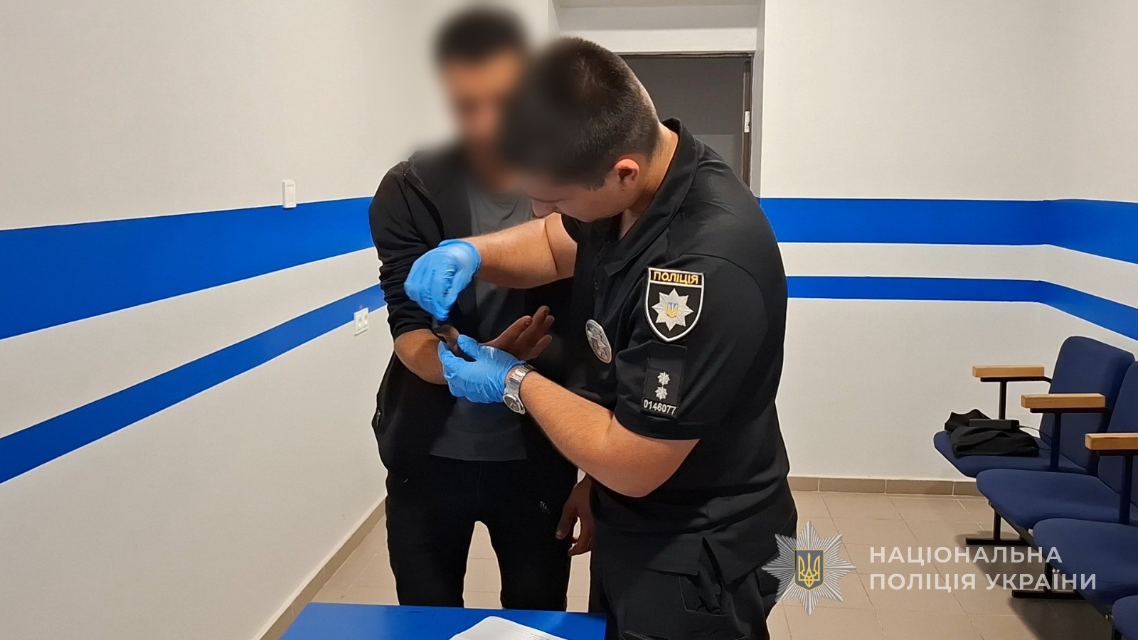 На Білгород-Дністровщині молодик зв’язав матір загиблого військовослужбовця та вимагав гроші
