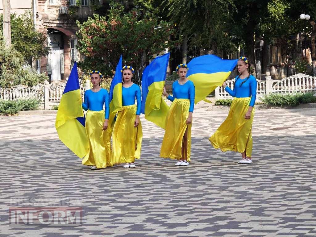 У Болграді урочисто підняли Державний Прапор України та вручили стяги місцевим установам