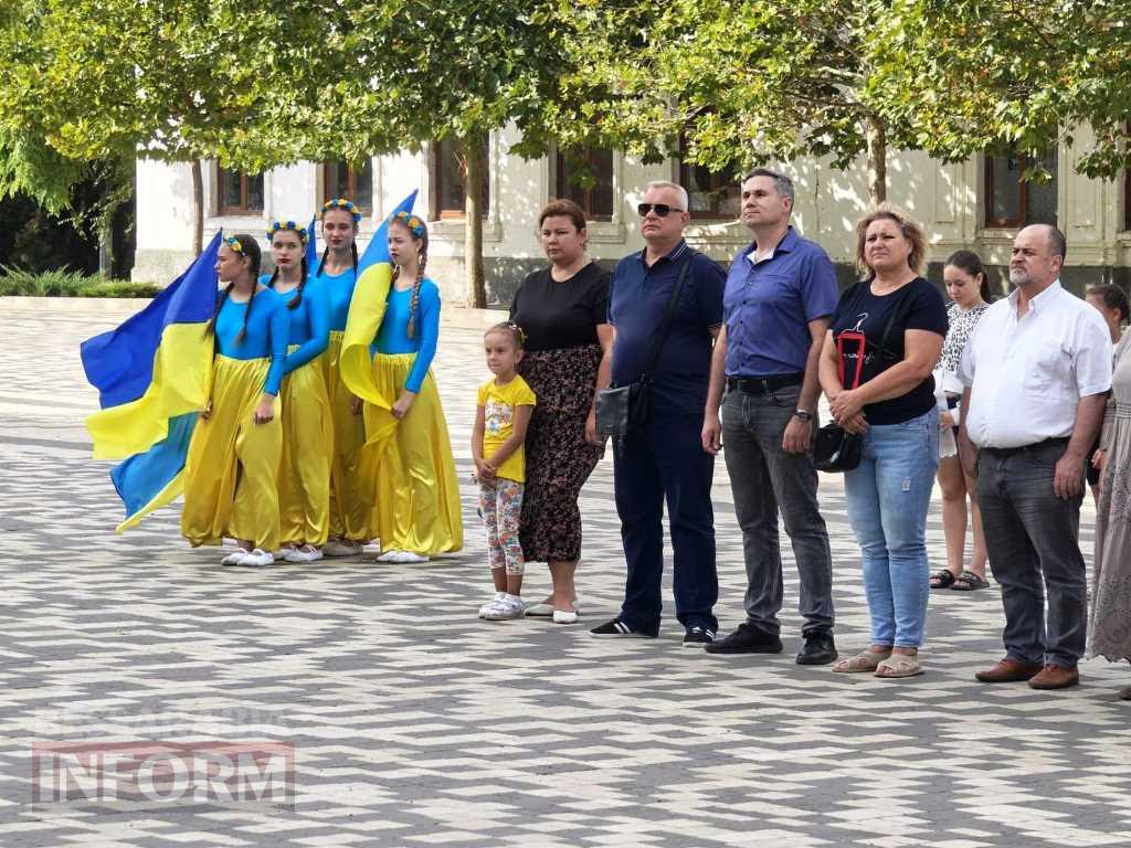 У Болграді урочисто підняли Державний Прапор України та вручили стяги місцевим установам