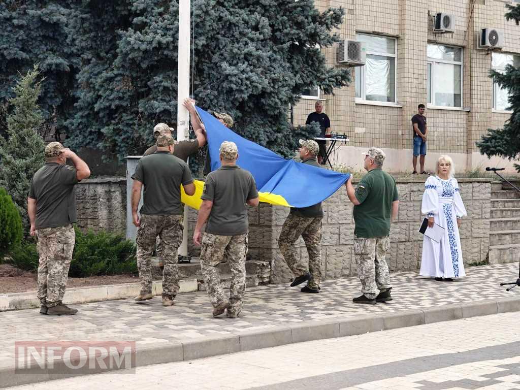 У Болграді урочисто підняли Державний Прапор України та вручили стяги місцевим установам