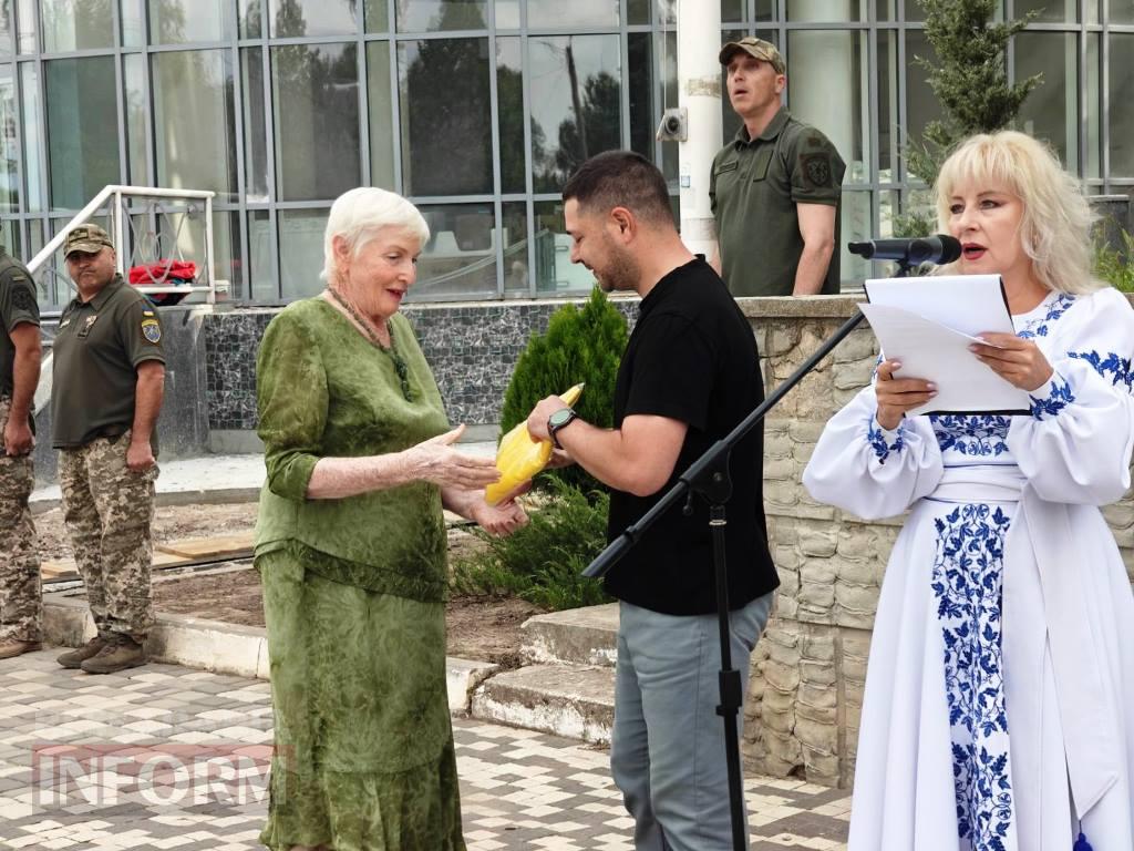 У Болграді урочисто підняли Державний Прапор України та вручили стяги місцевим установам