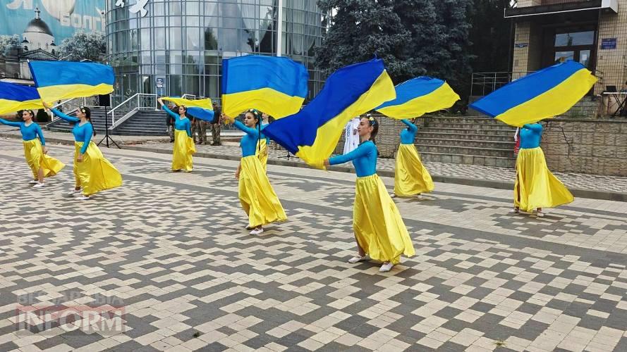 У Болграді урочисто підняли Державний Прапор України та вручили стяги місцевим установам
