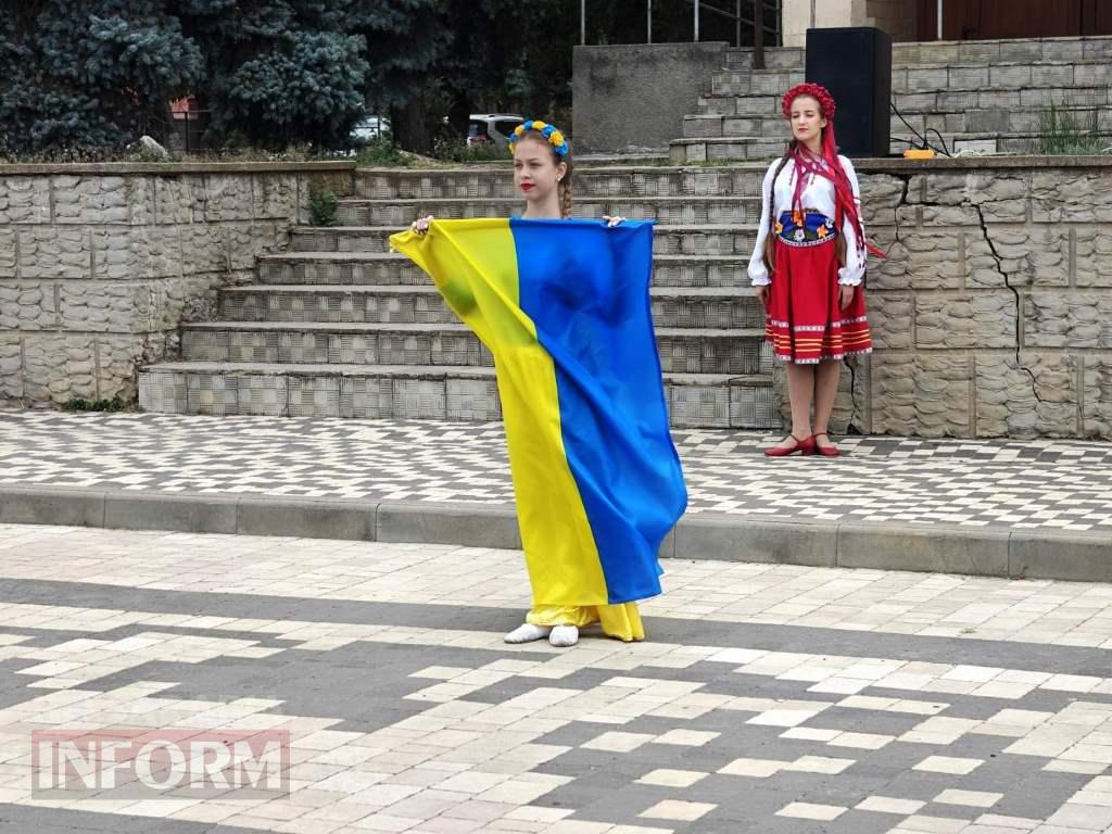 У Болграді урочисто підняли Державний Прапор України та вручили стяги місцевим установам