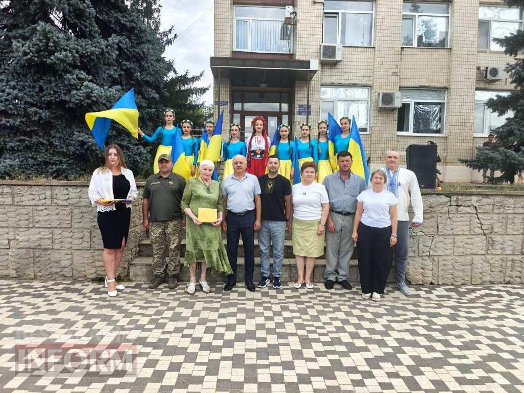 У Болграді урочисто підняли Державний Прапор України та вручили стяги місцевим установам