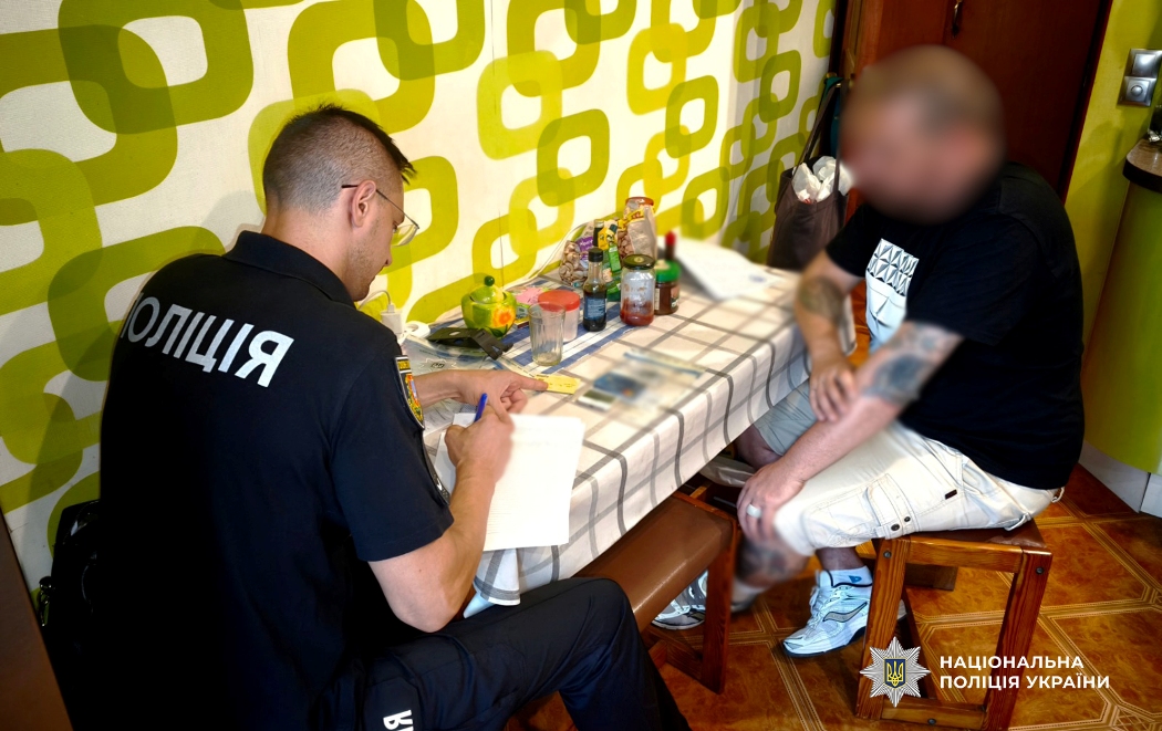 В Одесі затримали чоловіка, який розбещував та погрозами змушував знімати порно малолітніх дівчат