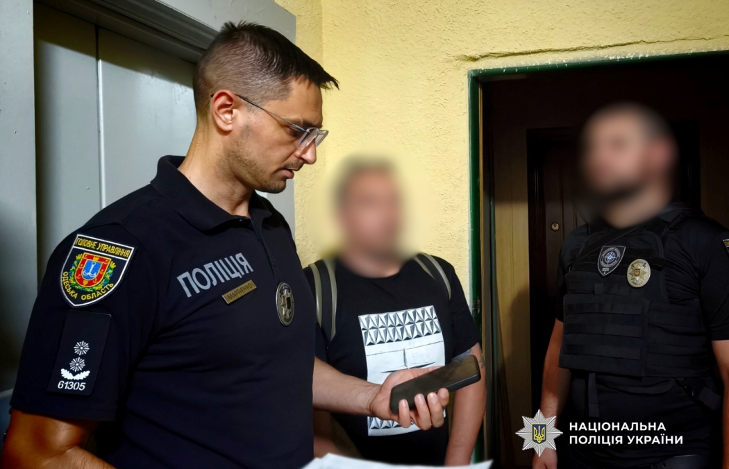В Одесі затримали чоловіка, який розбещував та погрозами змушував знімати порно малолітніх дівчат