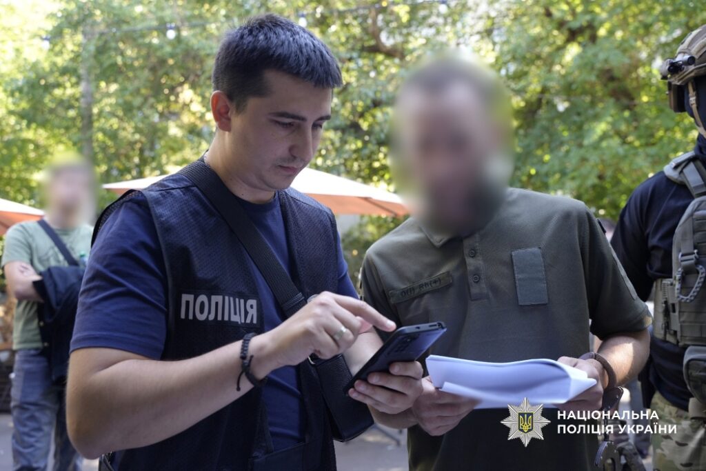 На Одещині заступника начальника та стрільця групи оповіщення РТЦК та СП підозрюють у збагаченні на ухилянтах