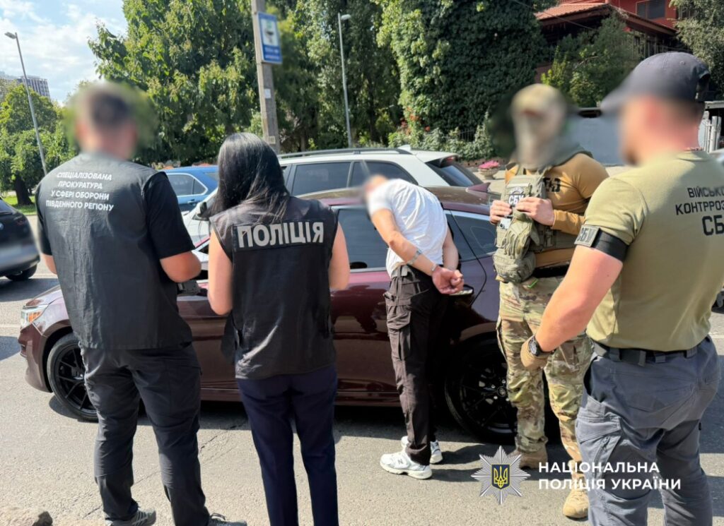 На Одещині заступника начальника та стрільця групи оповіщення РТЦК та СП підозрюють у збагаченні на ухилянтах