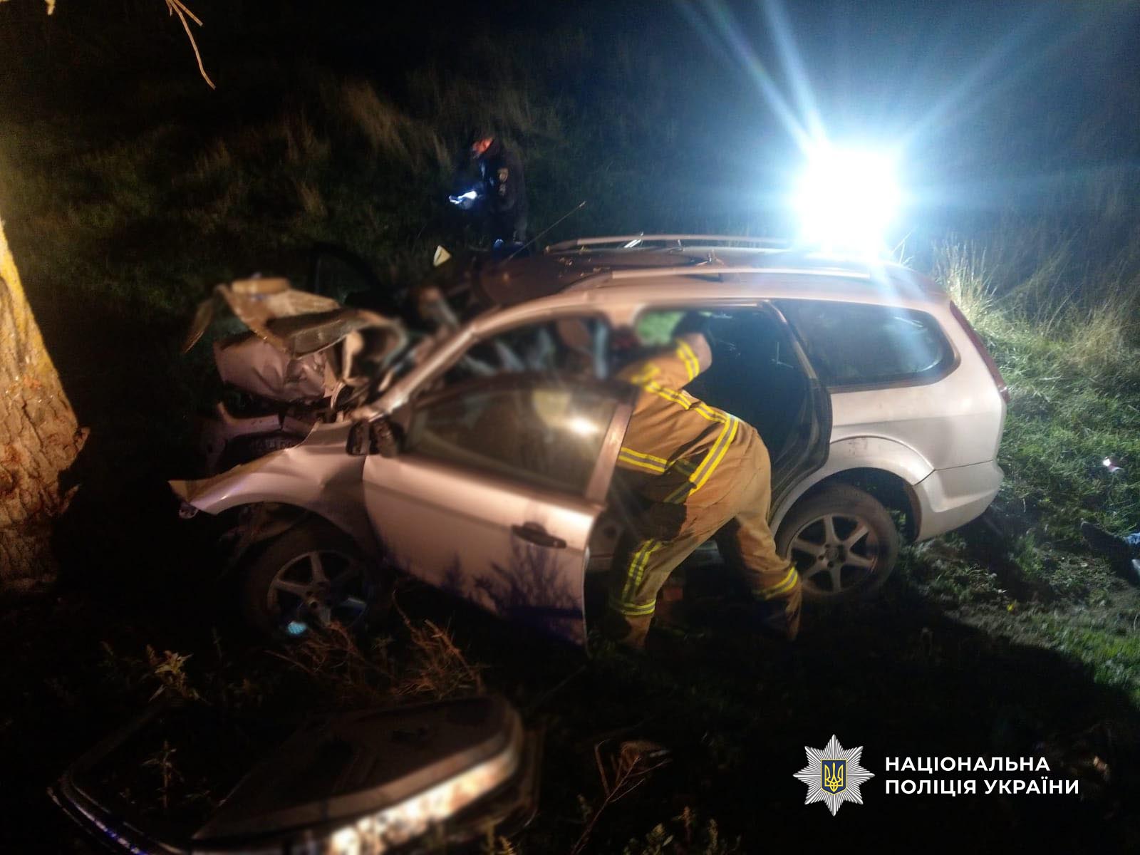 У Білгород-Дністровському районі автомобіль врізався у придорожнє дерево: загинули двоє людей. Оновлено