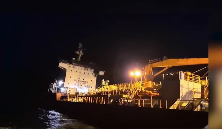 Морські прикордонники Одещини показали, як рятували екіпаж палаючого судна після удару рф