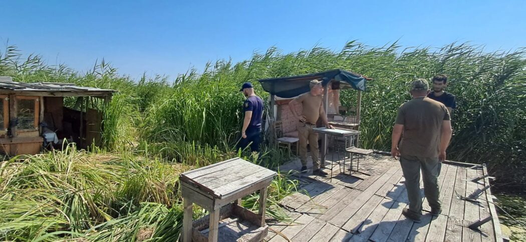 На березі Дністра почали зносити незаконні альтанки, кунги та трейлери