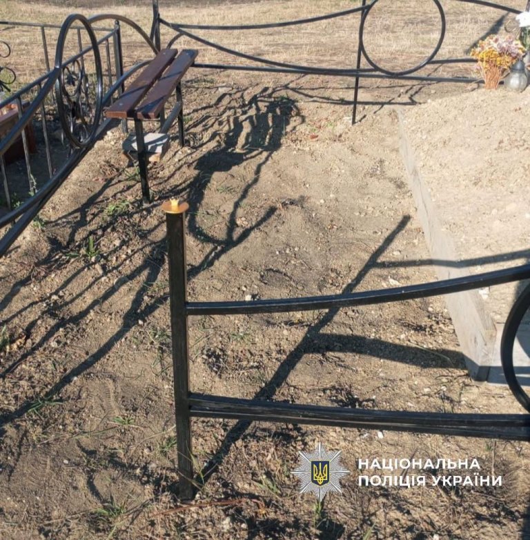 В Одеській області на могилах військових невідомі понівечили державну символіку