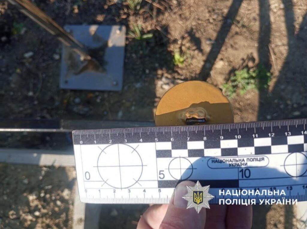 В Одеській області на могилах військових невідомі понівечили державну символіку