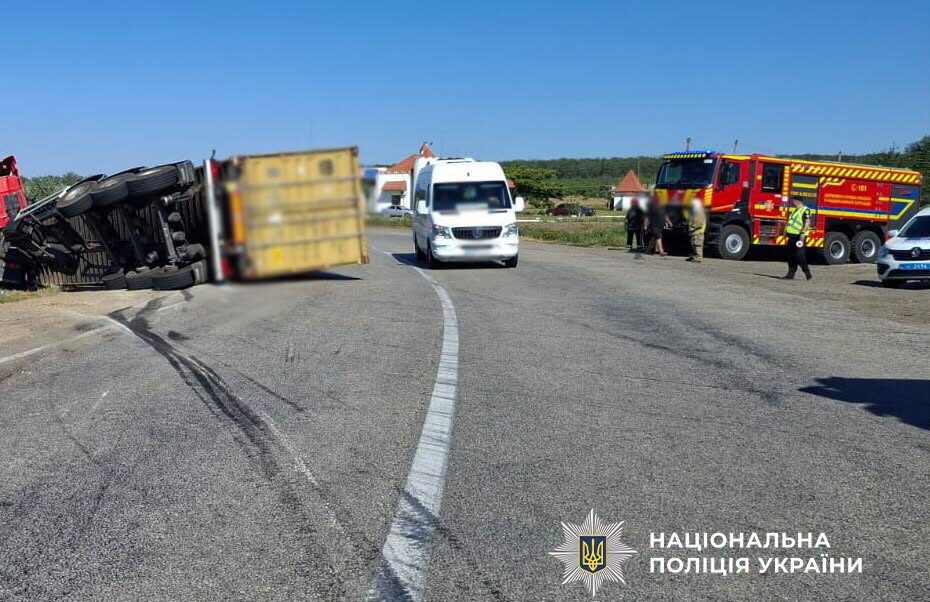 ВАЗ зім’яло після зіткнення з вантажівкою на трасі Одеса-Рені. Водій легковика загинув на місці
