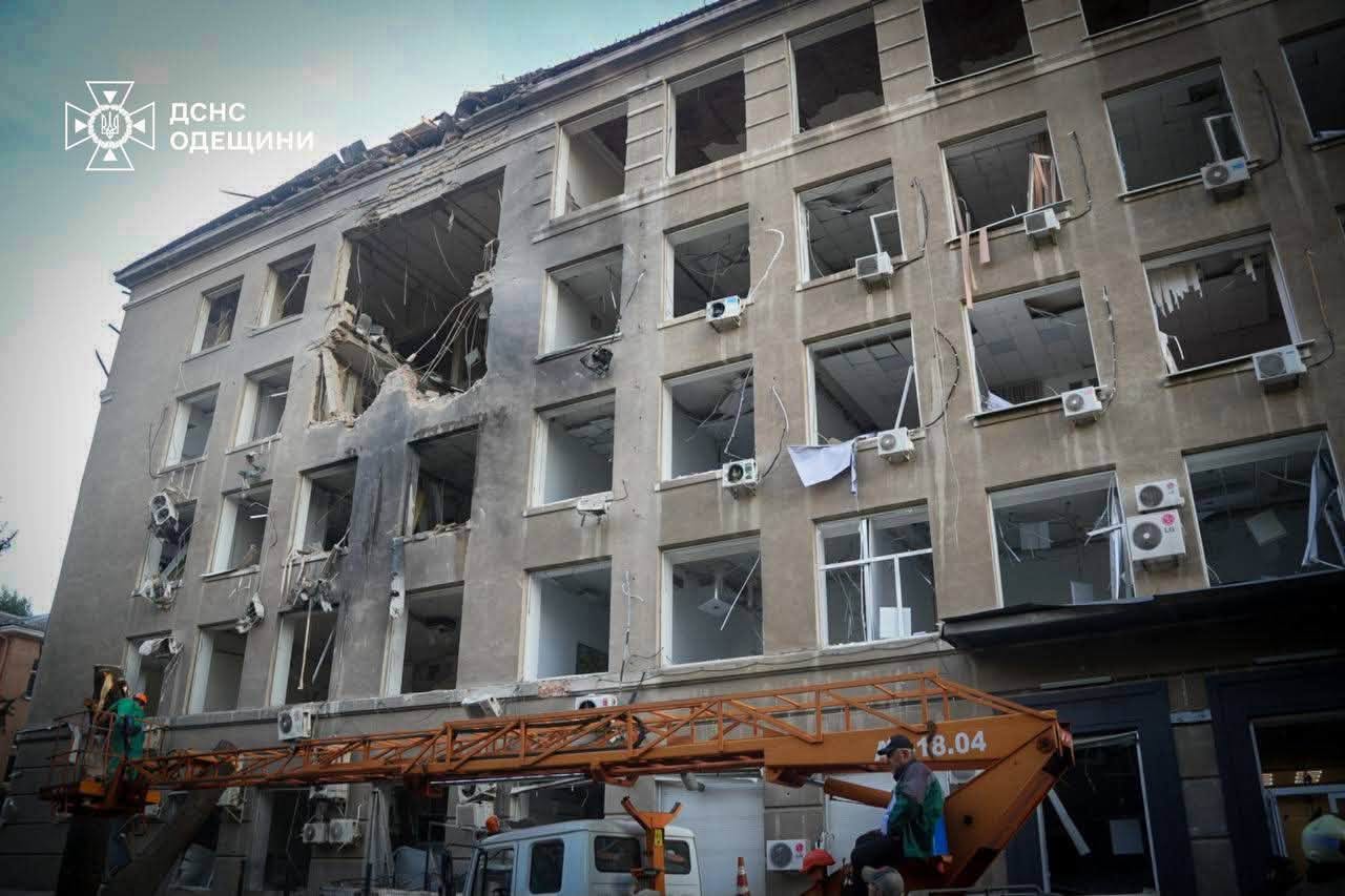 Вночі ворог здійснив масовану комбіновану атаку на Одещину: пошкоджено будинки та АЗС, є постраждалі