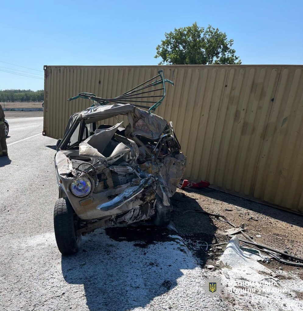 ВАЗ зім’яло після зіткнення з вантажівкою на трасі Одеса-Рені. Водій легковика загинув на місці