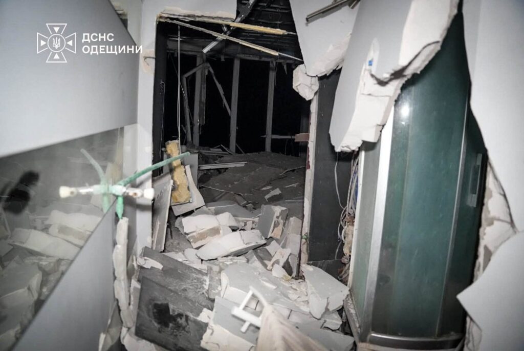 Вночі ворог атакував багатоквартирний будинок в Одесі: є поранені, серед них – діти