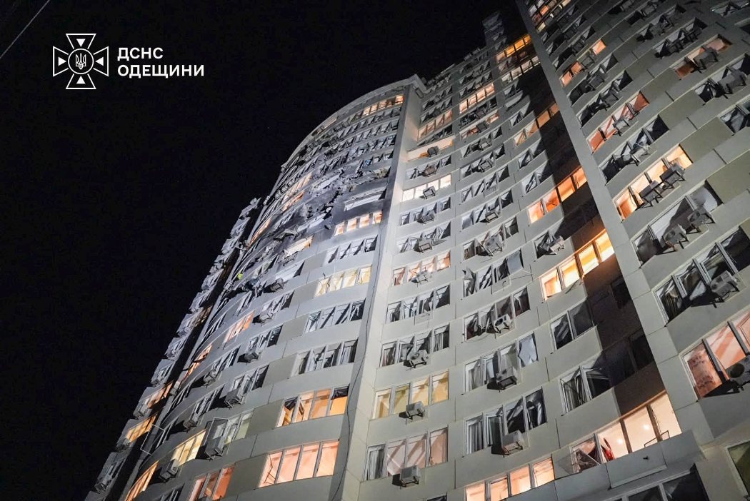 Вночі ворог атакував багатоквартирний будинок в Одесі: є поранені, серед них – діти