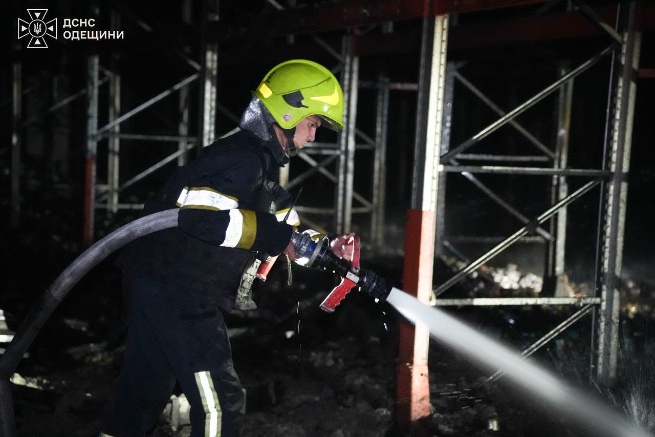 Вночі на Одещині рф повторно завдала удару по складах із товарами