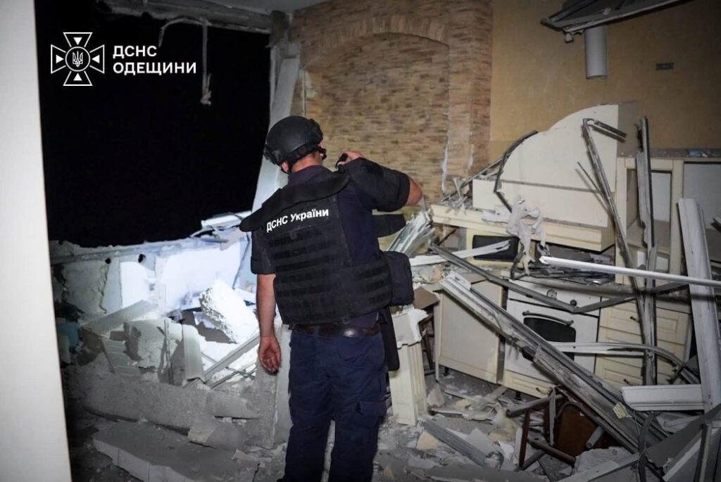 Вночі ворог атакував багатоквартирний будинок в Одесі: є поранені, серед них – діти