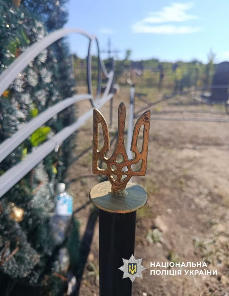 В Одеській області на могилах військових невідомі понівечили державну символіку