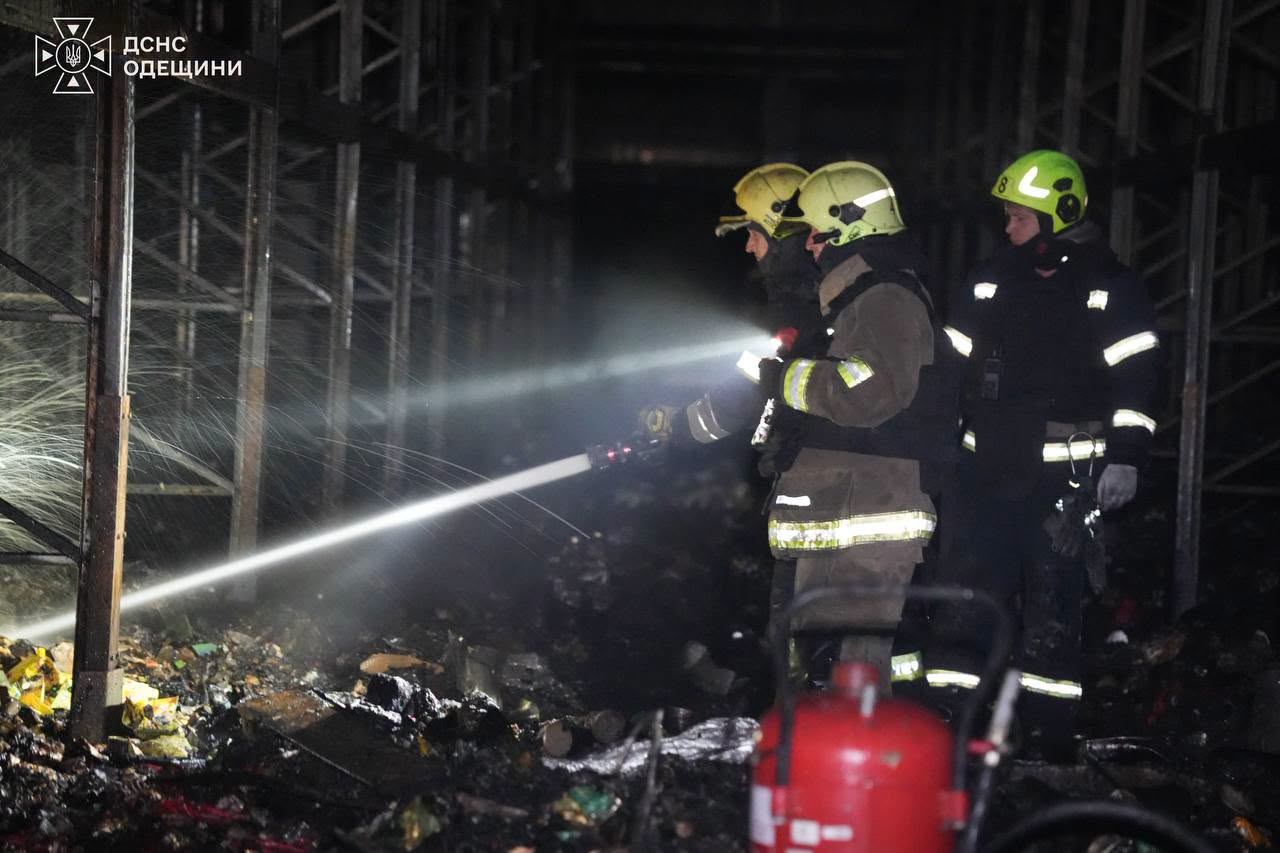 Вночі на Одещині рф повторно завдала удару по складах із товарами