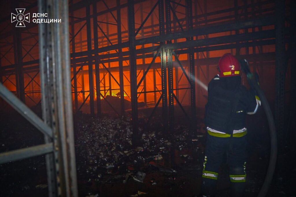 Вночі на Одещині росіяни атакували склад мережі продуктових супермаркетів