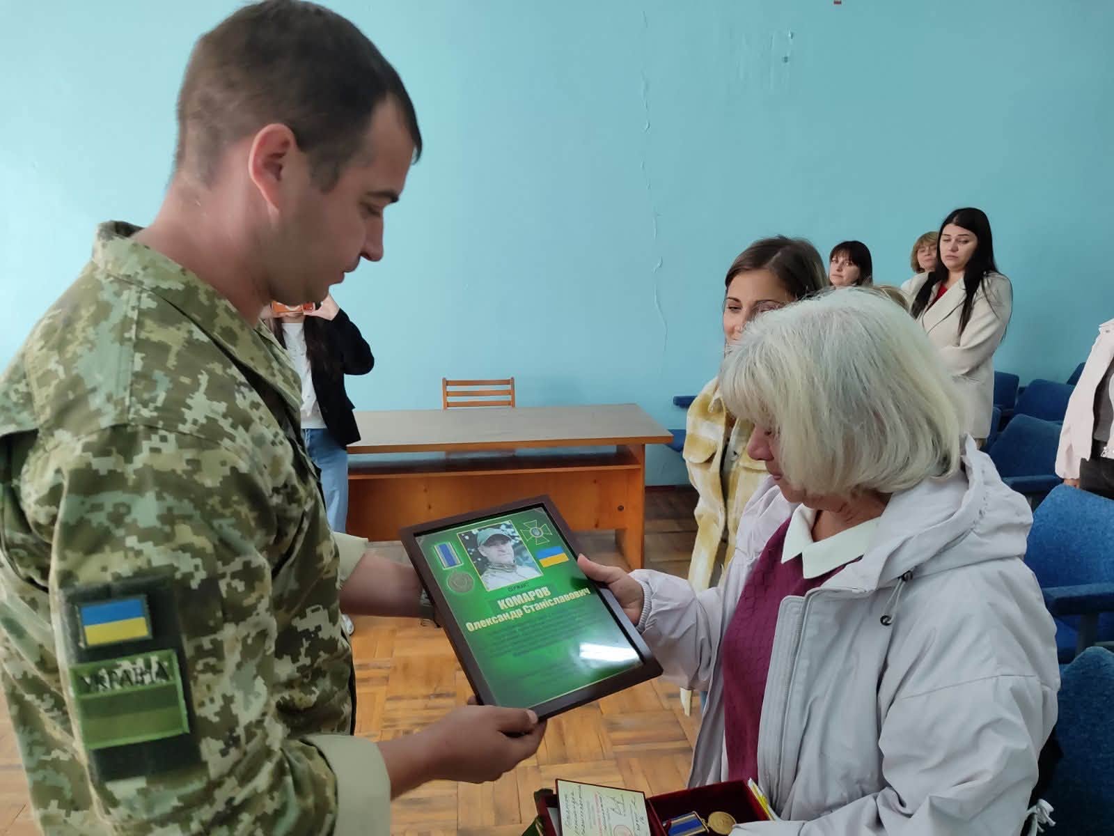 Дружині полеглого прикордонника з Кілії Олександра Комарова вручили державну нагороду