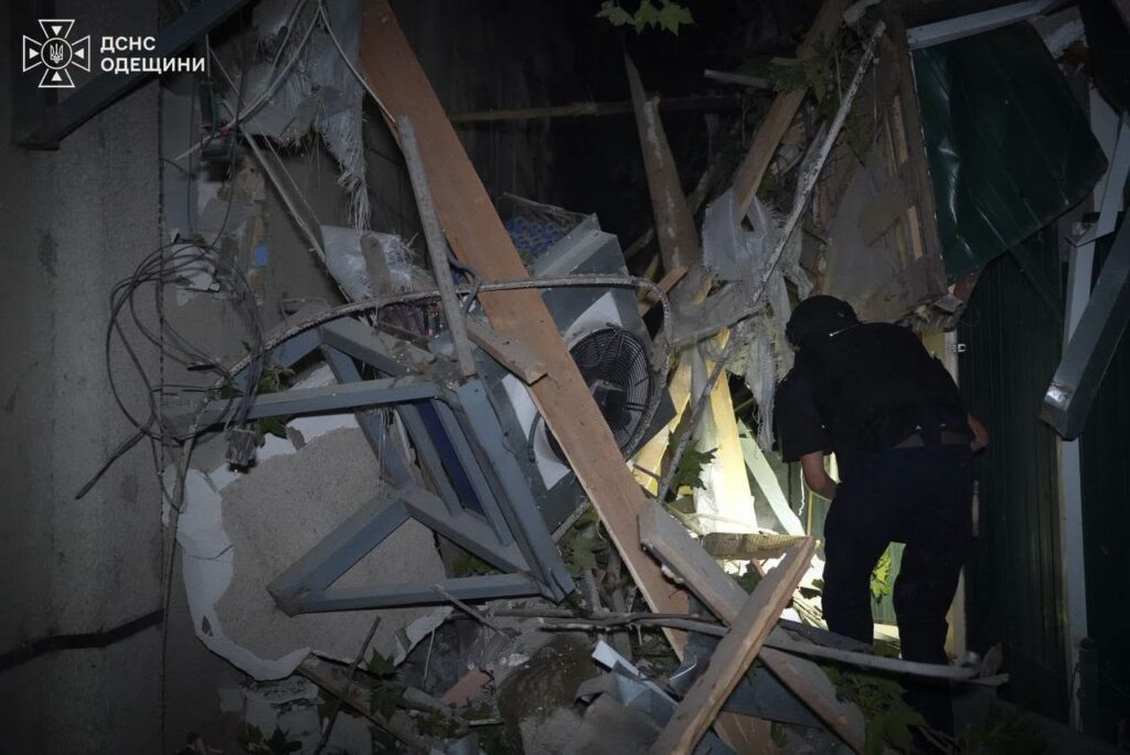 Ворог всю ніч тероризував Одещину комбінованим ударом: пошкоджено будинки, склади та авто