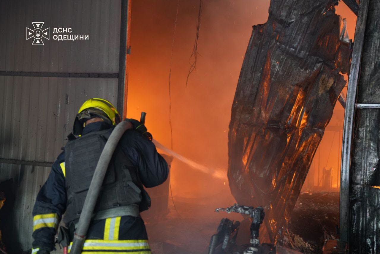 Майже 1000 тонн викидів CO₂: підраховано шкоду від пожежі внаслідок удару по логістичному комплексу Одещини