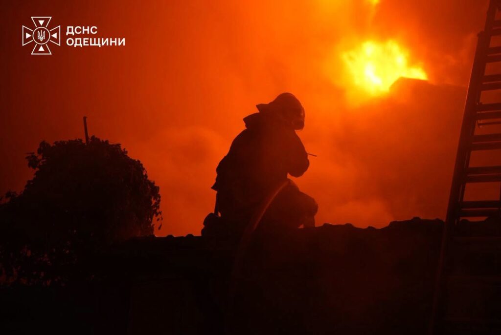 Нічна атака на Одещину: пошкоджені будівлі, майже 180 тисяч родин без світла