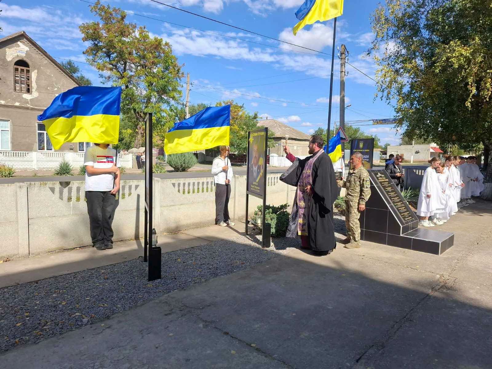 У селищі Бессарабської громади відкрили Алею Слави та Пам’яті на честь полеглих земляків