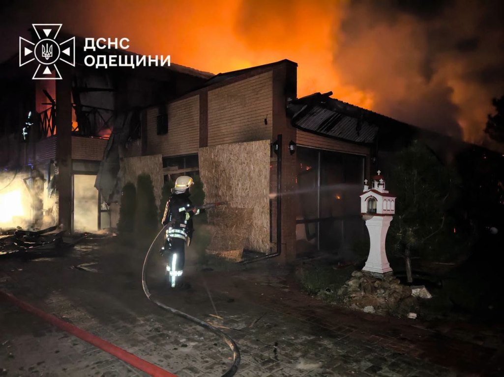 росіяни вночі поцілили шахедами у ресторанно-готельний комплекс та будинки у місті Вилкове