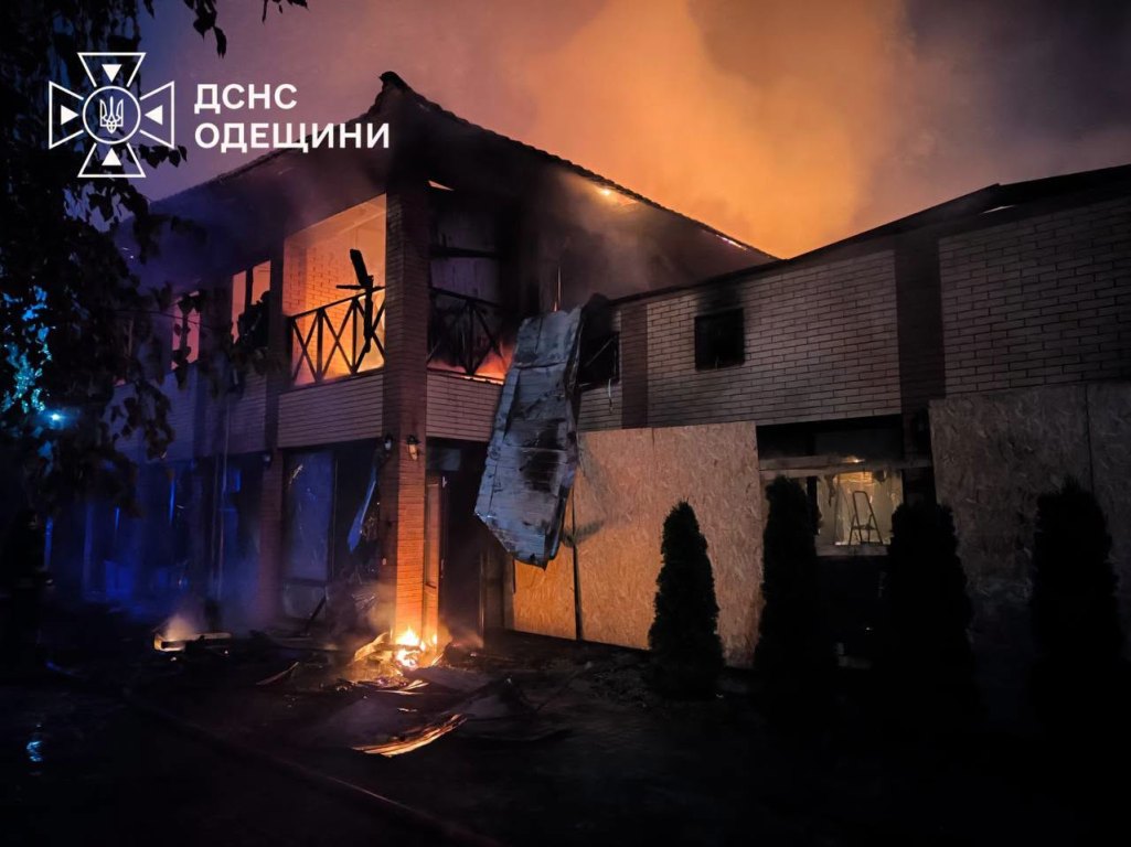 росіяни вночі поцілили шахедами у ресторанно-готельний комплекс та будинки у місті Вилкове