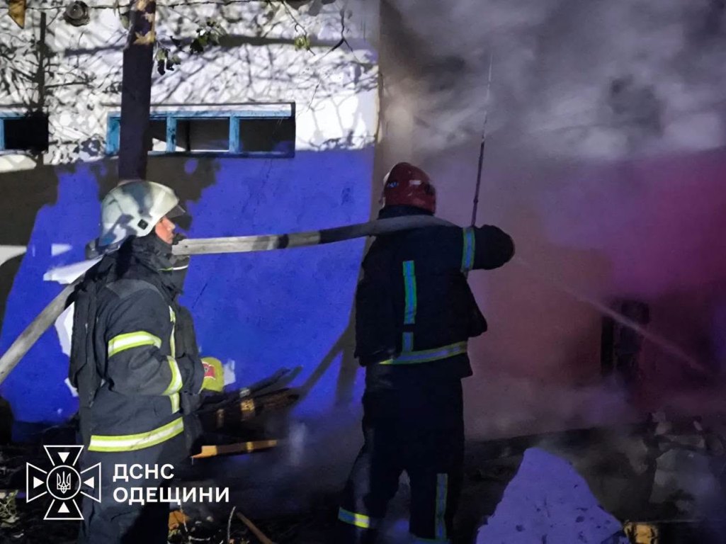 росіяни вночі поцілили шахедами у ресторанно-готельний комплекс та будинки у місті Вилкове