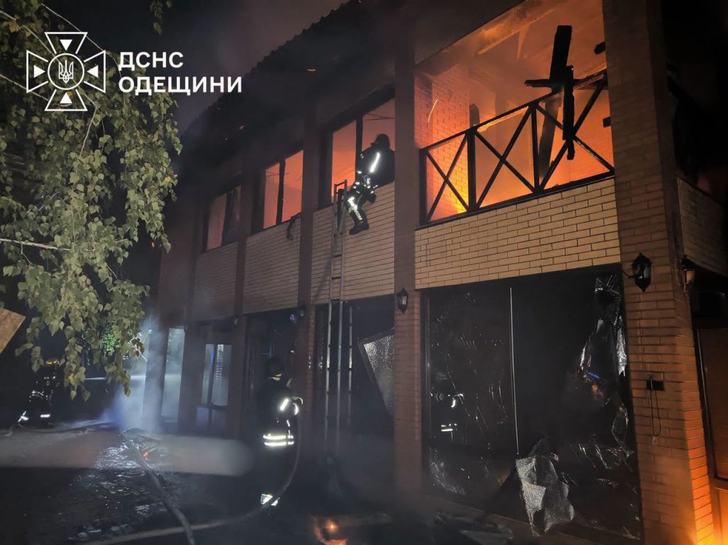 росіяни вночі поцілили шахедами у ресторанно-готельний комплекс та будинки у місті Вилкове