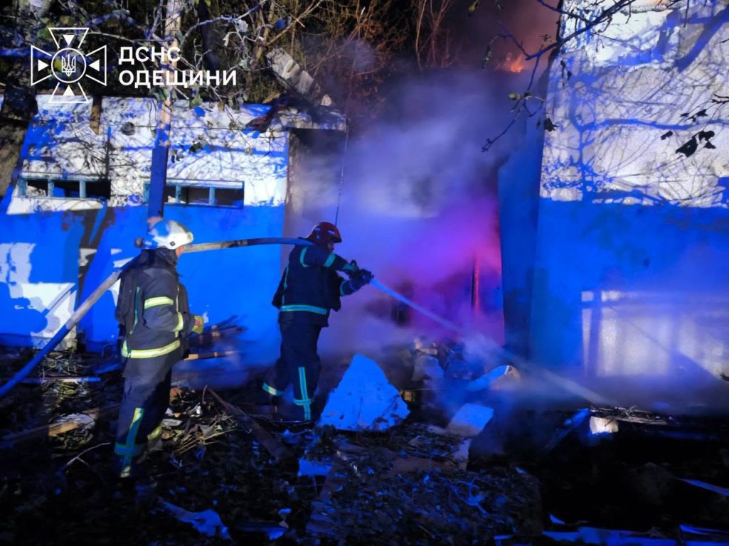 росіяни вночі поцілили шахедами у ресторанно-готельний комплекс та будинки у місті Вилкове