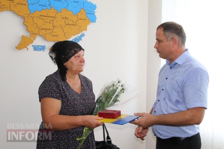 Матері загиблого воїна з Болградщини Георгія Адама передали його посмертну нагороду