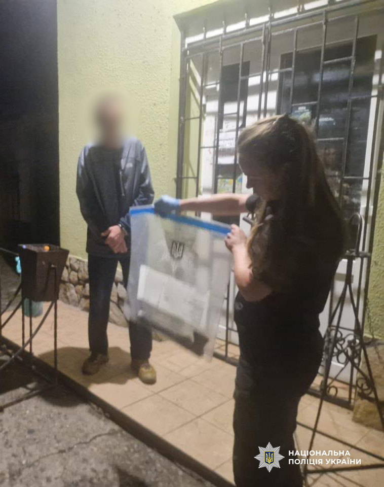 У Кілії озброєний сокирою дебошир штурмував магазин, а потім украв велосипед: справу передано до суду