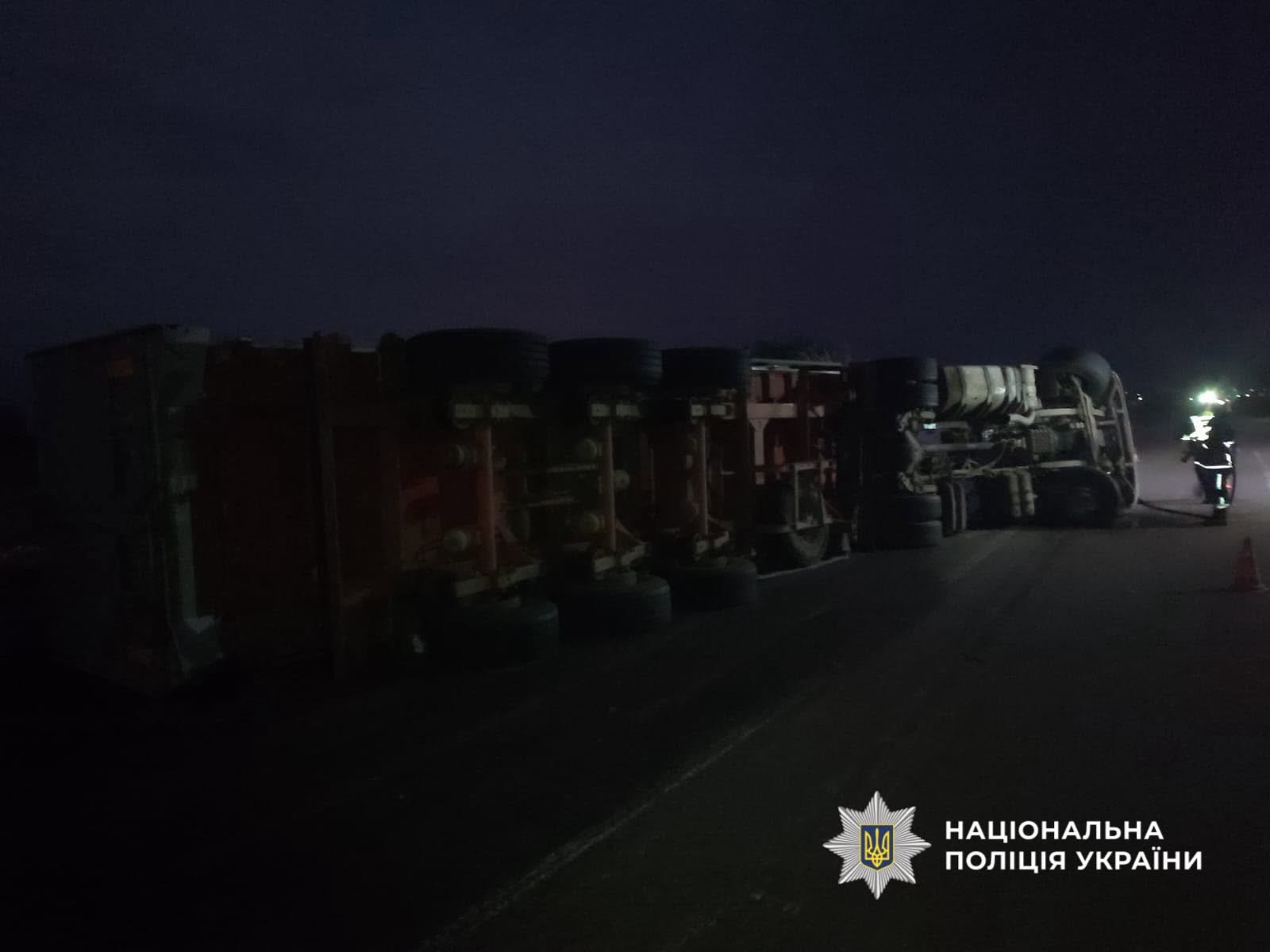 На трасі Одеса-Рені перекинулася вантажівка: рух транспорту ускладнено