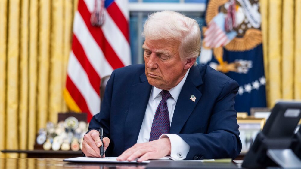 Трамп підписав законопроєкт про “пекельні” санкції проти рф
